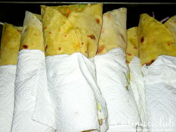 Буррито с начинкой из куриного мяса