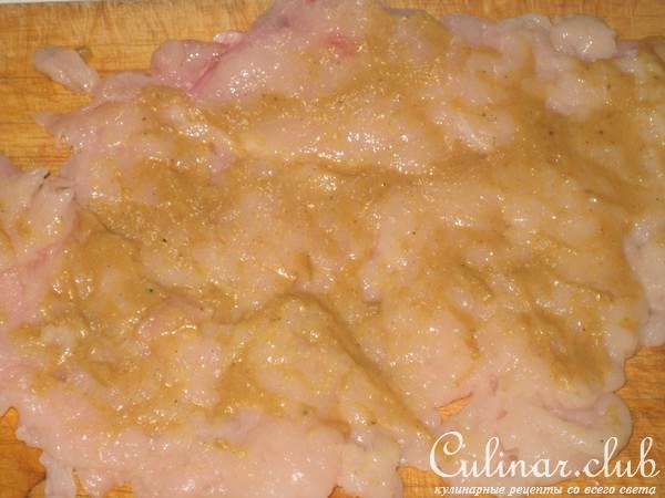 Куриные рулетики с маринованными огурчиками в беконе.