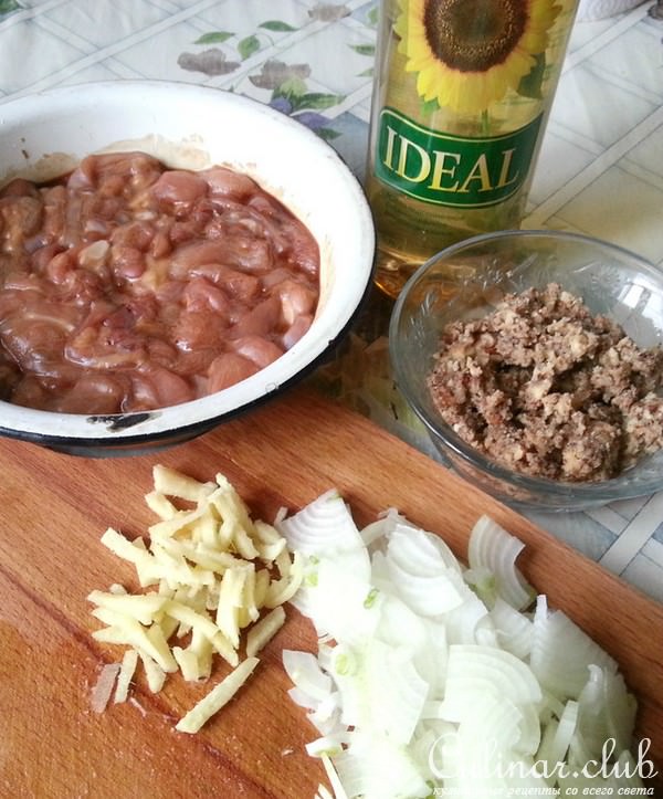 Курица с орехами на зеленой подушке