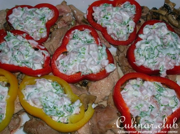 Филе индейки запеченное с ветчиной и грибами в йогуртовой заправке и перцовом кольце)))