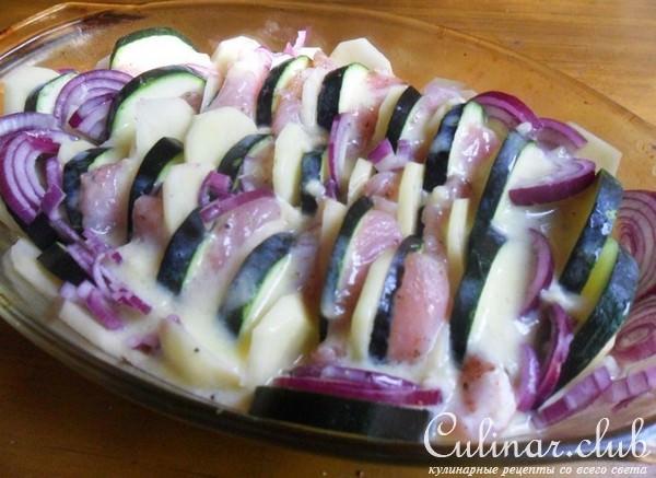 Индейка с кабачками, луком и картофелем