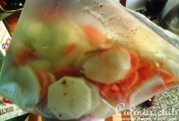 Картофель, запеченный с курицей и беконом.