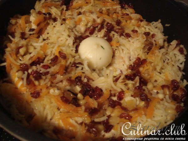 Фальшивый плов (с курицей, ягодами и орехами)
