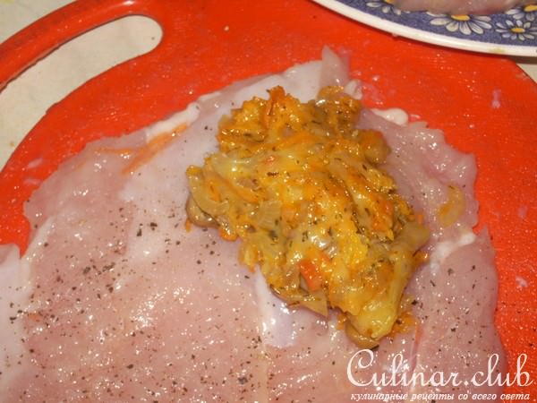 Рулетики из куриной грудки с морковно-грибной начинкой