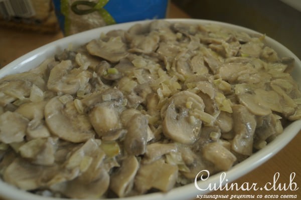 Рис под сливочной шапкой из курицы и шампиньонов