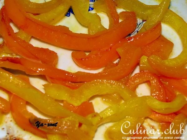 Куриные зразы с сухофруктами и гарниром из печёных перцев