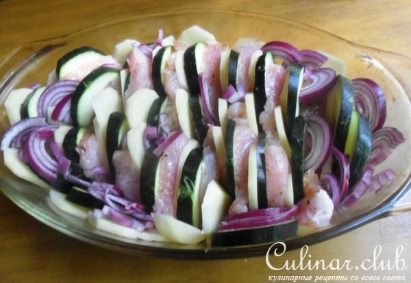 Индейка с кабачками, луком и картофелем