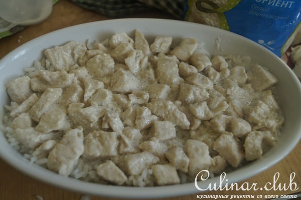 Рис под сливочной шапкой из курицы и шампиньонов