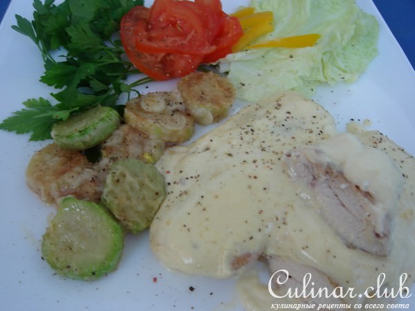 Куриное филе в сырно-сливочном соусе с гарниром из кабачков.
