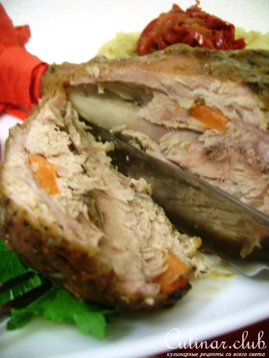 Ножки индейки, шпигованные морковью и фисташкам, запеченные в белом вине.