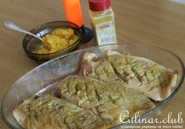 Утиная грудка с апельсиновым джемом, соусом карри и карамелизированым фруктами.