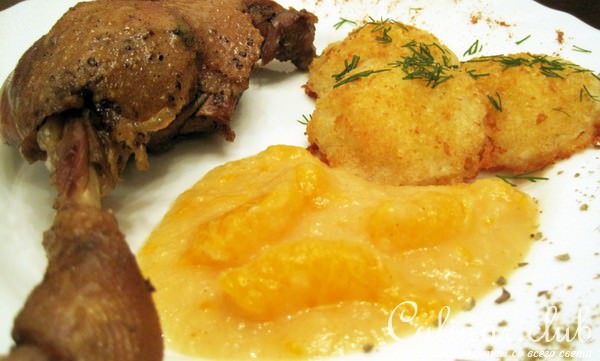 Утка "Конфи" с грушево-мандариновым соусом и картофелем.
