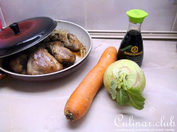 Жареная курочка в цитрусовом маринаде с овощными палочками на гарнир.