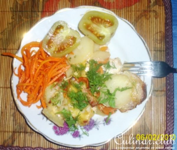 Картофель, запеченный с курицей и беконом.