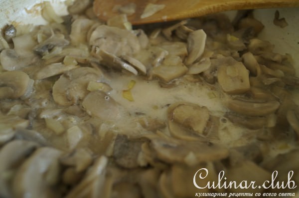 Рис под сливочной шапкой из курицы и шампиньонов
