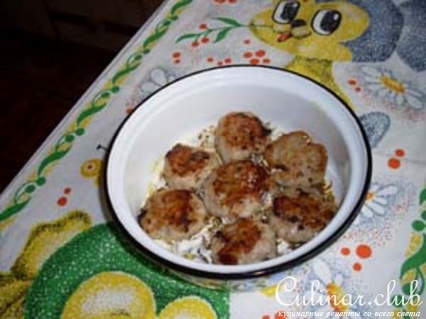 Биточки из куриного фарша с грибным соусом