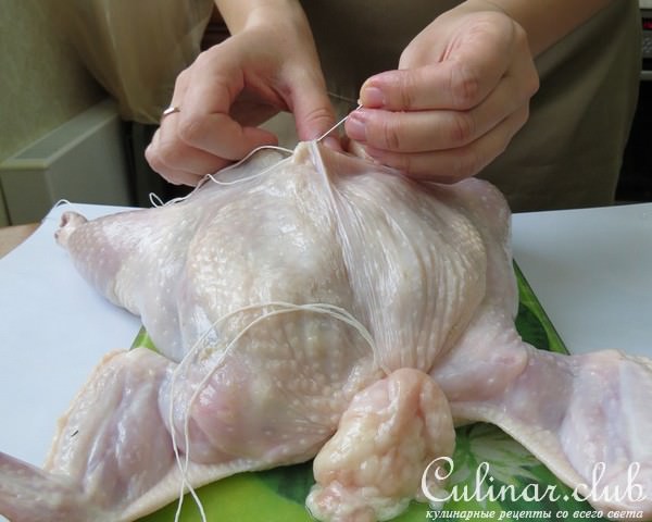 Золотая курочка, фаршированная сырными роллами из блинов