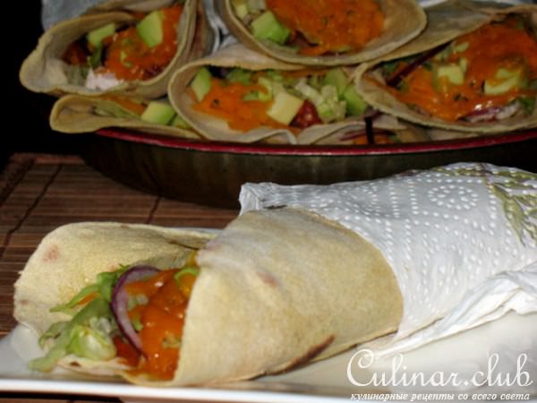 Буррито с начинкой из куриного мяса