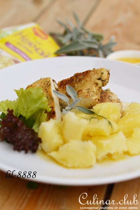 Куриное филе с картофелем на пару и шалфейным маслом.