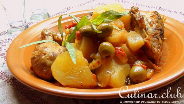 Курочка с картошечкой, тушённая почти в печи, с оливками и помидорами.