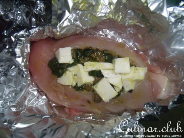Куриная грудка, фаршированная шампиньонами и шпинатом на пару.
