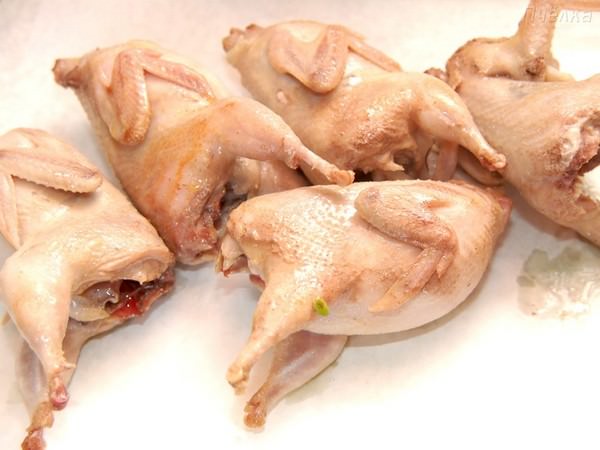 Фаршированные перепела с овощами в виноградном соусе