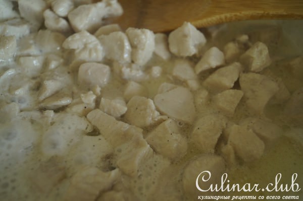 Рис под сливочной шапкой из курицы и шампиньонов
