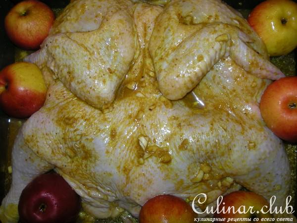 Жареная курочка с печеными яблоками