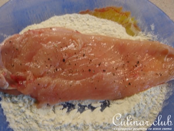 Куриное филе в сырно-сливочном соусе с гарниром из кабачков.