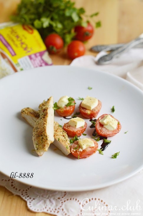 Куриное филе с запеченными помидорами.