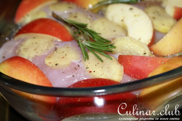 Курица с яблоками и имбирем (почти диетическая)