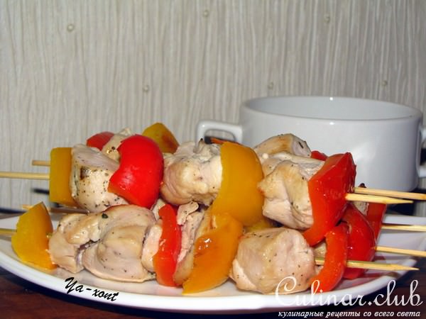 Куриные шашлычки с острым соусом и лёгким салатиком