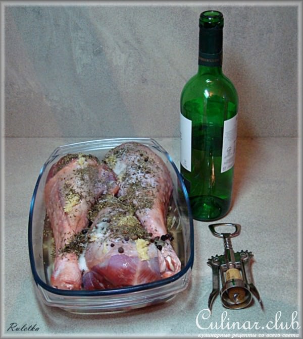 Голень индейки с чечевицей и овощами.