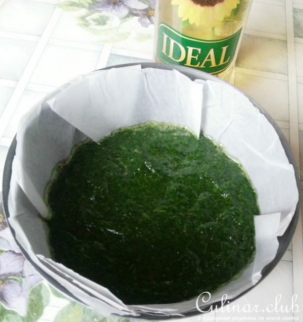 Курица с орехами на зеленой подушке