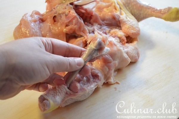 Рулет из целой курицы с ветчиной