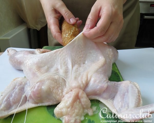 Золотая курочка, фаршированная сырными роллами из блинов