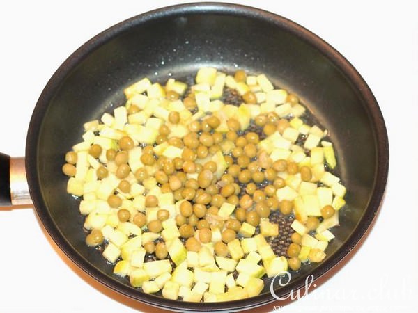 Нежная курочка с кабачком и горошком