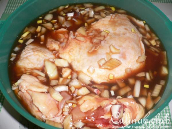 Мясо куриное, маринованное в кетчупе и соевом соусе.