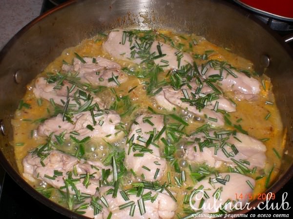 Курица тушеная в апельсиновом соусе с розмарином