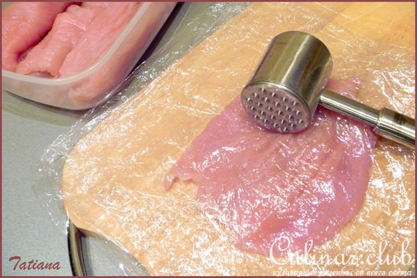 Рулеты из индейки с вяленой клюквой в миндальной панировке+соус клюквенный