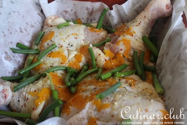 Запеченные куриные окорочка с апельсином и чесночными стрелками
