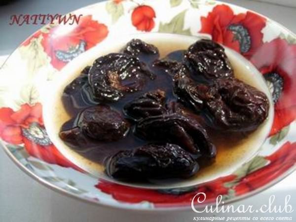 Замаринованная курица, фаршированная черносливом.
