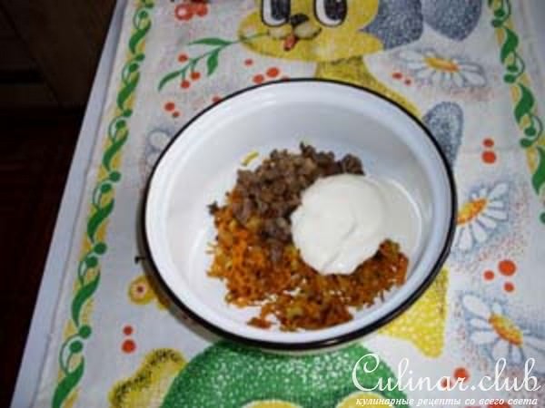 Биточки из куриного фарша с грибным соусом
