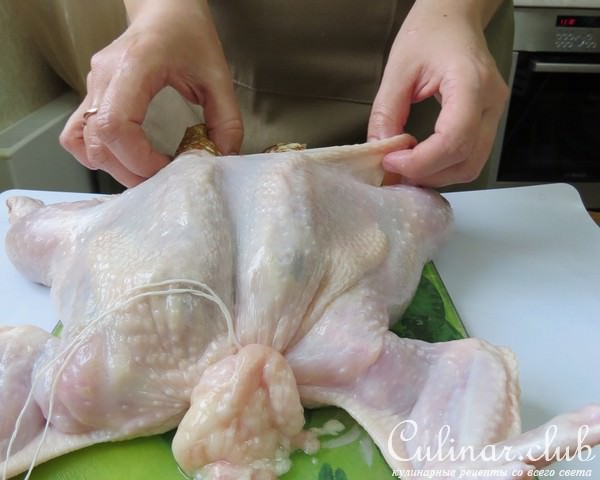 Золотая курочка, фаршированная сырными роллами из блинов