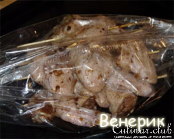 Запечённая картошка и маринованные куриные крылья
