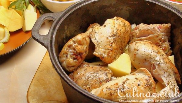 Курочка с картошечкой, тушённая почти в печи, с оливками и помидорами.