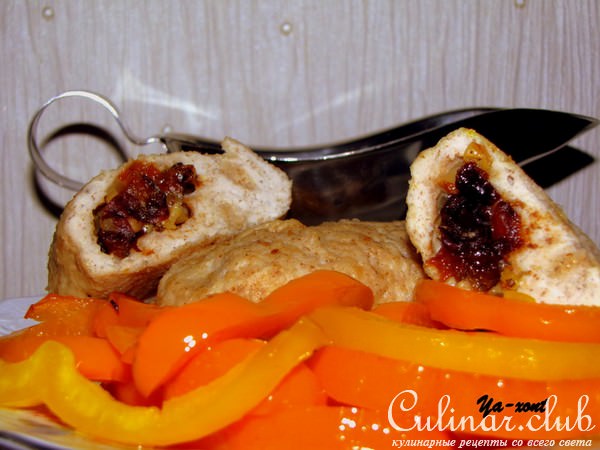 Куриные зразы с сухофруктами и гарниром из печёных перцев