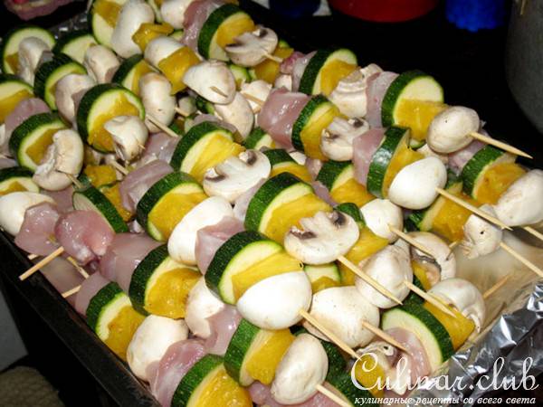 Куриные шписы с ананасом,цуккини и шампиньонами и соус из йогурта к ним