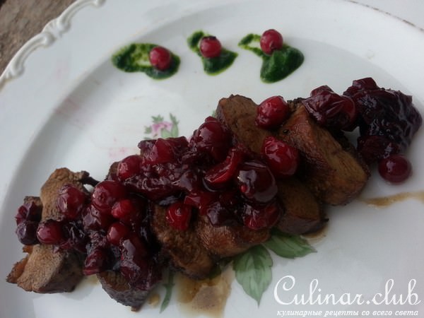 утиная грудка под клюквенным соусом
