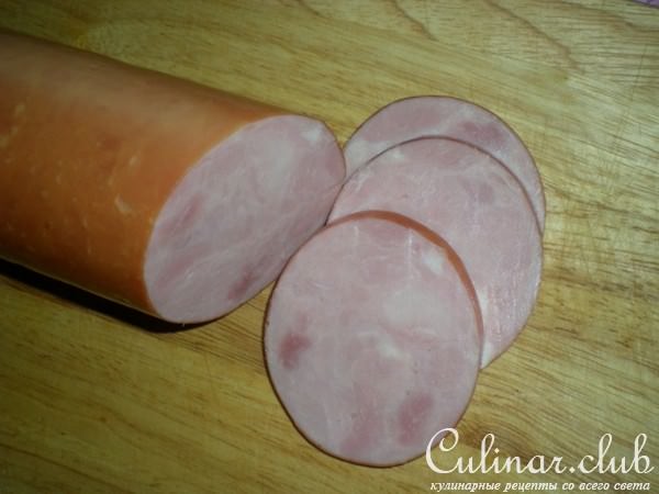 Рулет из целой курицы с ветчиной